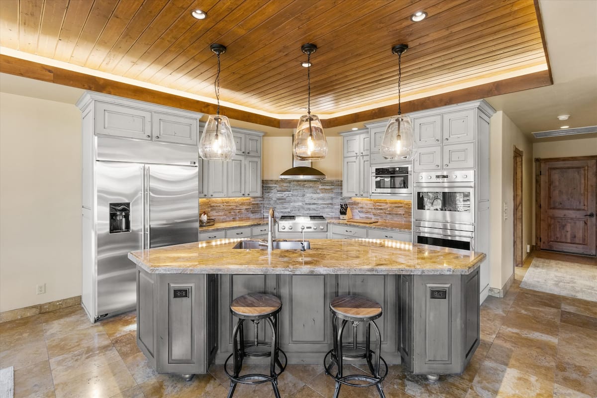 Breakthrough Lodge — chef's kitchen