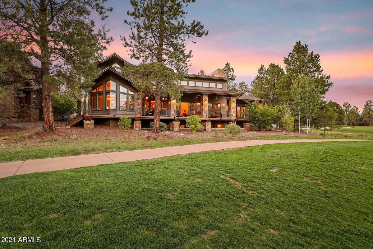 Breakthrough Lodge — primary suite